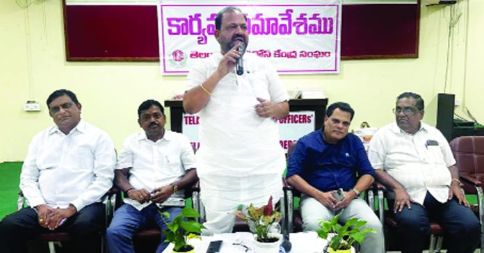 Untitled-67 copy The government should solve the problems of employees.