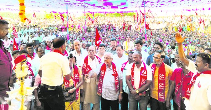 CPI(M) pays tribute to martyrs in Maharashtra