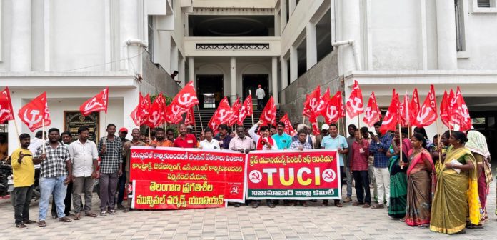 Wages for municipal workers should be increased.