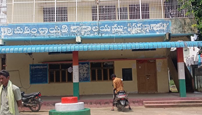 Who wears the paga in the Pasara Panchayat?