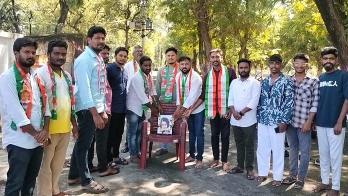 Youth Congress leaders pay tribute to Indira Gandhis portrait Youth Congress leaders pay tribute to Indira Gandhis portrait