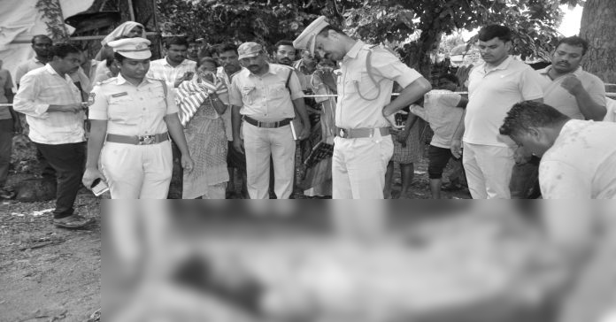 భార్యను గొడ్డలితో నరికి చంపిన భర్త