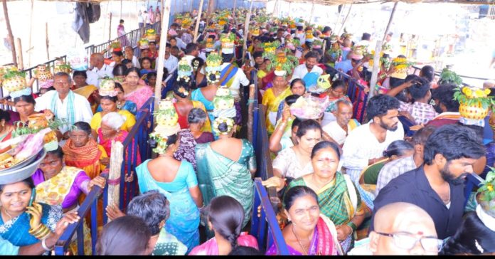 బద్ది పోచమ్మ ఆలయంలో భక్తుల రద్దీ..