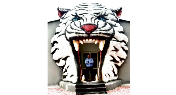 అతిపెద్ద 3డీ కాంక్రీట్ ప్రింటెడ్ మిలిటరీ ఇన్సిగ్నియా ఆర్చ్ ఏర్పాటు