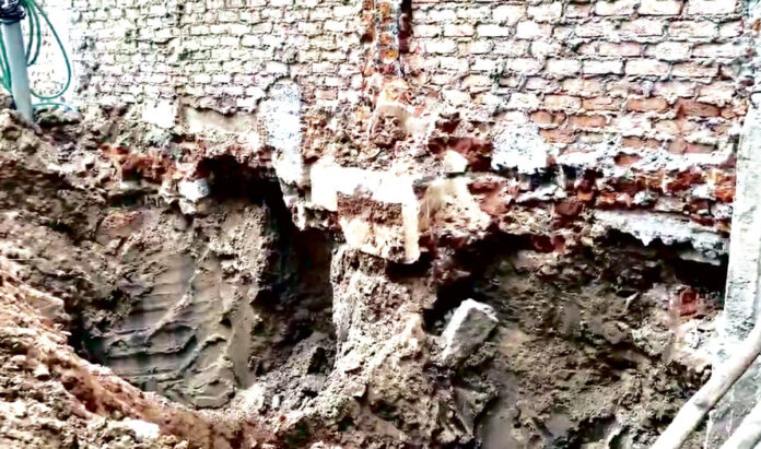 గోషామహల్లో తవ్వకాలతో కుంగిన ఐదంతస్తుల భవనం