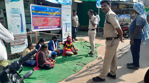 శాంతి యుత నిరసనను భగ్నం చేసిన పోలీసులు