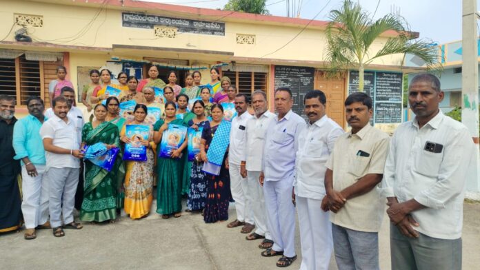 రామాజీపేటలో ఇందిరమ్మ చీరల పంపిణీ