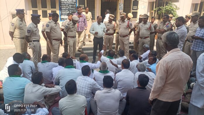 ఆర్డిఓ కార్యాలయాన్ని కార్యాలయాన్ని మొరాయించిన పోలీసులు