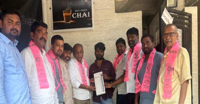 షేక్ పెట్ లో ఇంటింటి ప్రచారం నిర్వహించిన గాంధారి బి ఆర్ ఎస్ నాయకులు