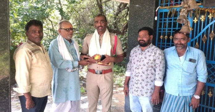 BRS leaders meet new SI of Peddavangara