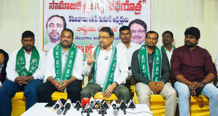 స్థానిక సంస్థల్లో బీసీలకు 42 శాతం రిజర్వేషన్లు అమలు చేయాలి