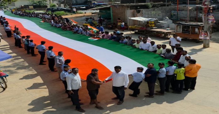 వందేమాతర గీతాన్ని ఆలపించి దేశభక్తిని చాటాలి