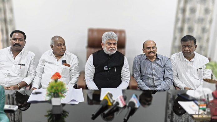 పత్తి తేమ శాతాన్ని 16కు పెంచాలి