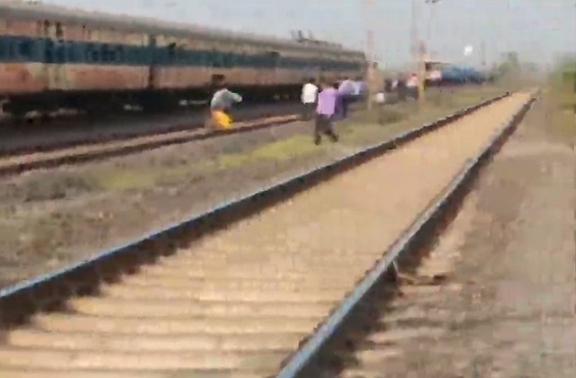 ఒకే ట్రాక్పై మూడు రైళ్లు.. ప్రయాణికులు భయాందోళన