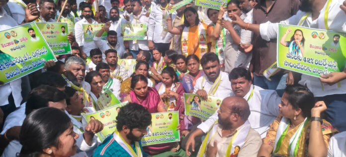 బీసీలకు 42 శాతం రిజర్వేషన్లు అమలు చేయాలి