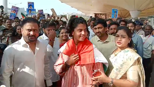 ఏపీ చేరుకున్న క్రికెటర్ శ్రీచరణికి ఘనస్వాగతం