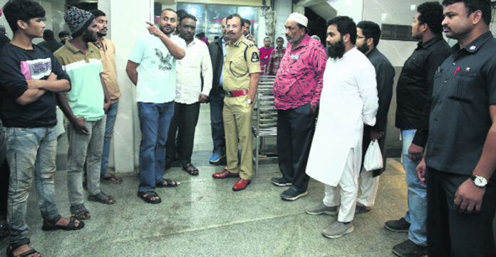 అర్ధరాత్రి సీపీ ఆకస్మిక పర్యటన