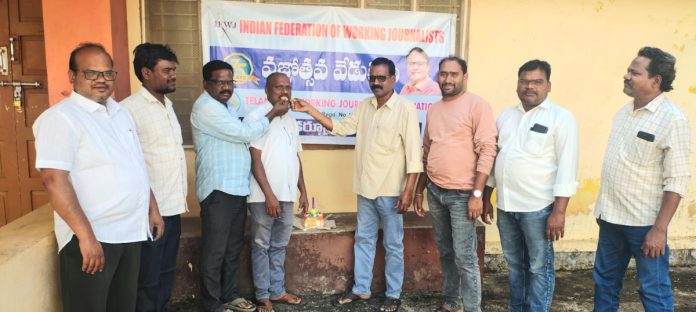 జర్నలిస్టుల సంక్షేమ కోసం రూ.100 కోట్ల బడ్జెట్ కేటాయించాలి