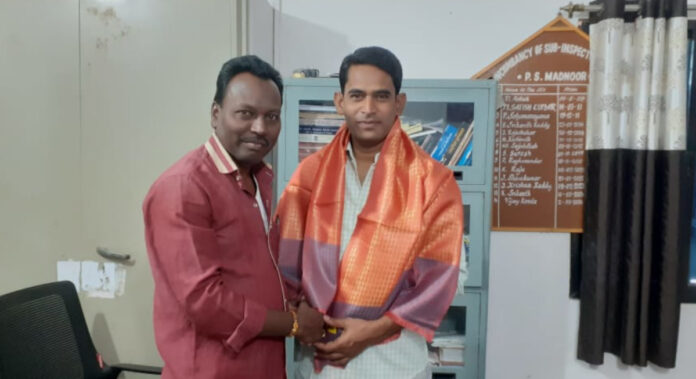 బదిలీపై వెళ్తున్న ఎస్సైకి ఘన సన్మానం..