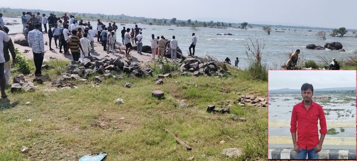A young man drowned in the Godavari river.