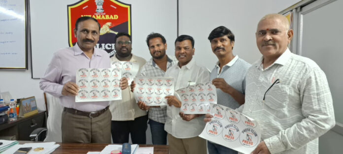 నావనాథపురం ప్రెస్ క్లబ్ లోగోను ఆవిష్కరణ చేసిన ఏసీపీ