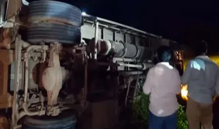 మరో ఘోర రోడ్డు ప్రమాదం..ఐచర్ వాహనాన్ని ఢీకొన్న ప్రైవేటు ట్రావెల్స్ బస్సు