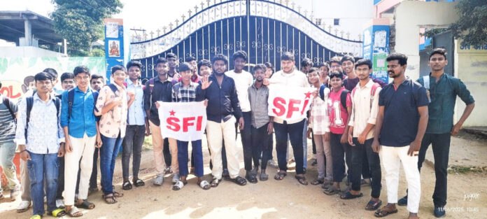 సెలవురోజున పాఠశాల నిర్వహిస్తున్న శ్రీచైతన్య పాఠశాలపై చర్యలు తీసుకోవాలి