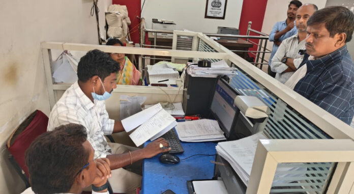 రెవెన్యూ రికార్డు పరిశీలించిన అడిషనల్ కలెక్టర్