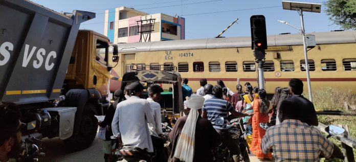 రైల్వే గేట్ ను ఢీకొన్న ఆటో..