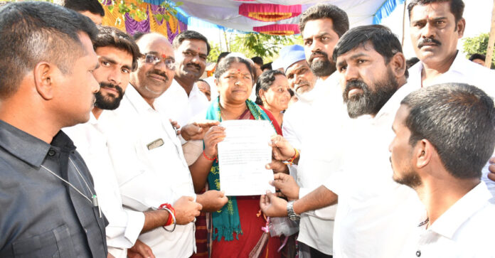 మంత్రి సీతక్కకు వినతిపత్రం అందజేసిన బీసీ జేఏసీ నాయకులు
