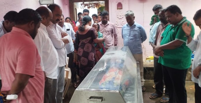 మృతుని కుటుంబాన్ని పరామర్శించిన బీఆర్ఎస్ నాయకులు