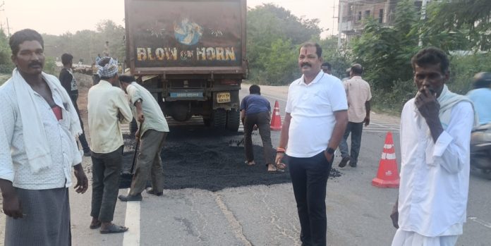 జాతీయ రహదారిపై బీటీ ప్యాచ్ వర్క్