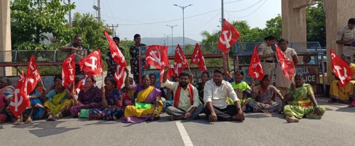 మధ్యాహ్న భోజన నిర్వహణ కార్మికులకు బిల్లులు వెంటనే చెల్లించాలి