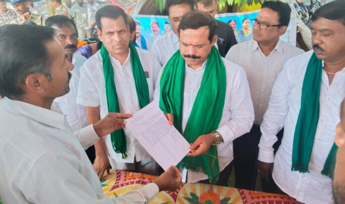 ఎమ్మెల్యే భూక్యమురళి నాయక్ కు నల్లని శోభ పాపారావు వినతి