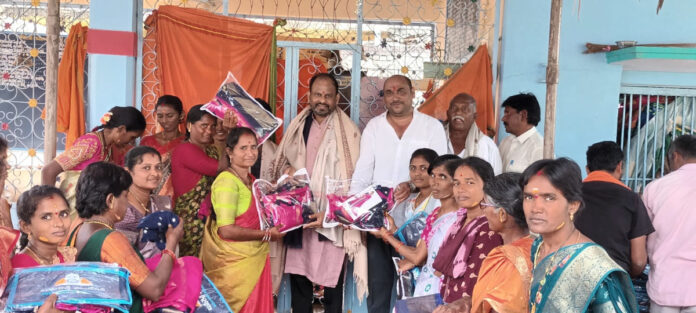 చీరలు, లంచ్ బ్యాగులను పంపిణీ చేసిన బుసిరెడ్డి పాండన్న
