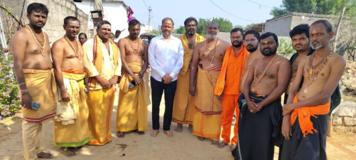 Busireddy Pandana participated in the statue installation ceremony.