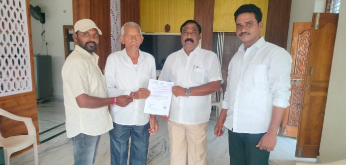 సీఎంఆర్ఎఫ్ చెక్కులు అందజేత