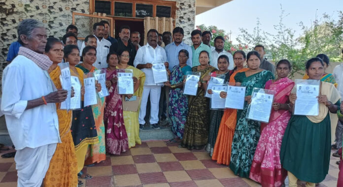 ఇందిరమ్మ ఇంటి లబ్ధిదారులకు ధ్రువీకరణ పత్రాలు అందజేత