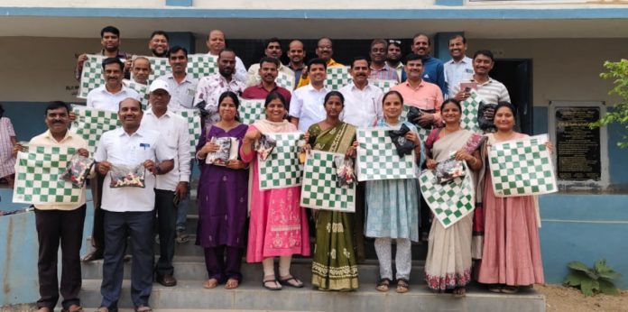 విద్యార్థులకు చెస్ బోర్డులు అందజేత