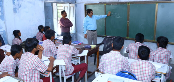 ఉపాధ్యాయుడిగా కలెక్టర్..