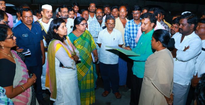 పత్తి కొనుగోలు కేంద్రాన్ని తనిఖీ చేసిన కలెక్టర్