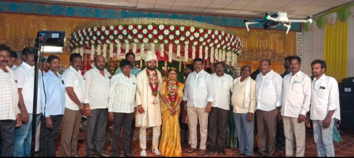 నూతన వధూవరులను ఆశీర్వదించిన కాంగ్రెస్ నాయకులు..