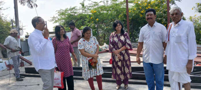 దాతల సహకారంతో ఘాట్ రోడ్డుపై రేకుల షెడ్డు నిర్మాణ పనులు