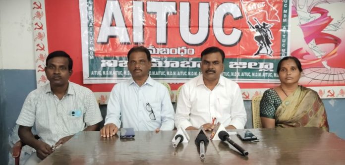 మధ్యాహ్న భోజనం పట్ల డీఈఓ తప్పుడు ప్రచారం మానుకోవాలి