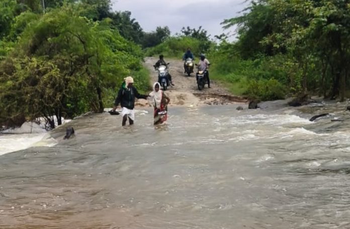 జూపల్లి నుంచి వంగూరు గేట్ రోడ్డుకు అంతరాయం