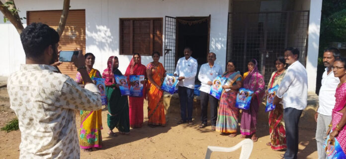 మహిళా సంఘం కార్యాలయంలో ఇందిరమ్మ చీరల పంపిణీ