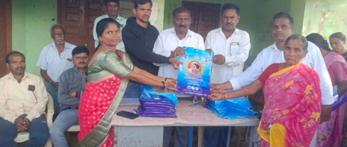 ఇంటింటికీ ఇందిరమ్మ చీరల పంపిణీ..