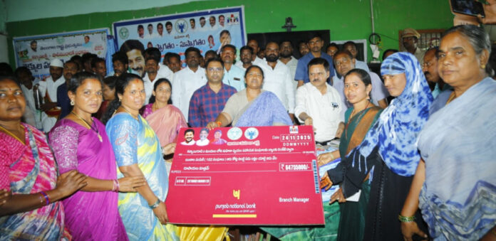 కన్నాయిగూడెంలో ఇందిరమ్మ చీరల పంపిణీ