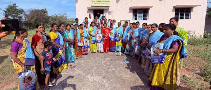 మహిళలకు ఇందిరమ్మ చీరల పంపిణీ..