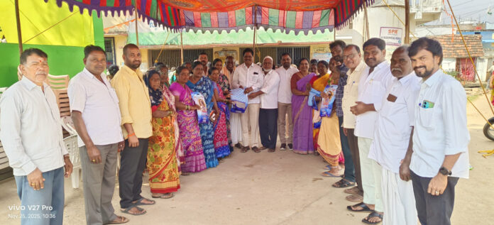 మార్చాలలో మహిళలకు ఇందిరమ్మ చీరల పంపిణీ